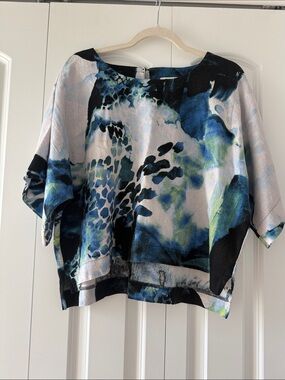 DKNY Blue, Green and White Abstract Print Cropped Blouse